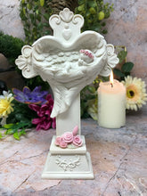Laden Sie das Bild in den Galerie-Viewer, Cherub ruhend in herzförmigen Flügeln Kreuz Statue Ornament Skulptur Figur