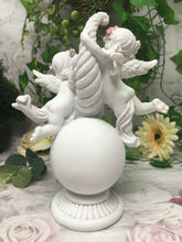 Charger l'image dans la galerie, Statue en résine représentant un ange gardien avec une corne d'abondance