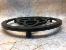 Laden Sie das Bild in den Galerie-Viewer, Triquetra Untersetzer aus Metall, heidnische Küchenarbeitsplatte, Heimdekoration, Ornament