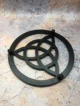 Laden Sie das Bild in den Galerie-Viewer, Triquetra Untersetzer aus Metall, heidnische Küchenarbeitsplatte, Heimdekoration, Ornament