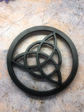 Laden Sie das Bild in den Galerie-Viewer, Triquetra Untersetzer aus Metall, heidnische Küchenarbeitsplatte, Heimdekoration, Ornament