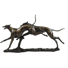 Charger l&#39;image dans la galerie, Sculpture élégante de course de lévriers avec finition en bronze par David Geenty - Œuvre d&#39;art en résine dynamique
