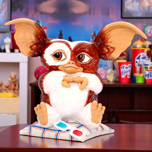 Laden Sie das Bild in den Galerie-Viewer, Gizmo 3D Glasses Figurine Gremlins Collectible Movie Gift Pop Culture Ornament
