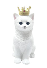 Laden Sie das Bild in den Galerie-Viewer, Majestic Royal Cat Figurine Regal White Feline Ornament Animal Sculpture  Decor
