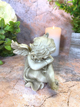 Laden Sie das Bild in den Galerie-Viewer, Grabschmuck Schutzengel in Kunstharz, Cherub, Symbol des Friedens und der Erinnerung, Gedenkfriedhofsdeko, 12 x 10 cm 
