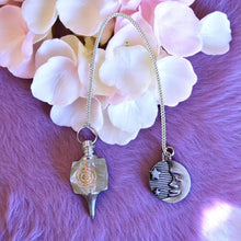 Laden Sie das Bild in den Galerie-Viewer, Quartz Crystal Reiki Pendulum with Cho Ku Rei &amp; Lunar Star Moon Charm Spiritual Tool
