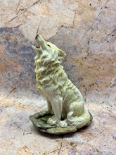 Load image into Gallery viewer, Majestic Resin Wolf Statue - Howling Wilderness Figurine, Naturalistic Animal Sculpture, Rustic Home Decor, 14x11cm
