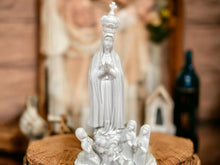 Laden Sie das Bild in den Galerie-Viewer, Monochromatic Our Lady of Fatima with Children Statue, Resin Sculpture, Minimalist Religious Decor, Serene Mary Figurine-OsirisTradingUK
