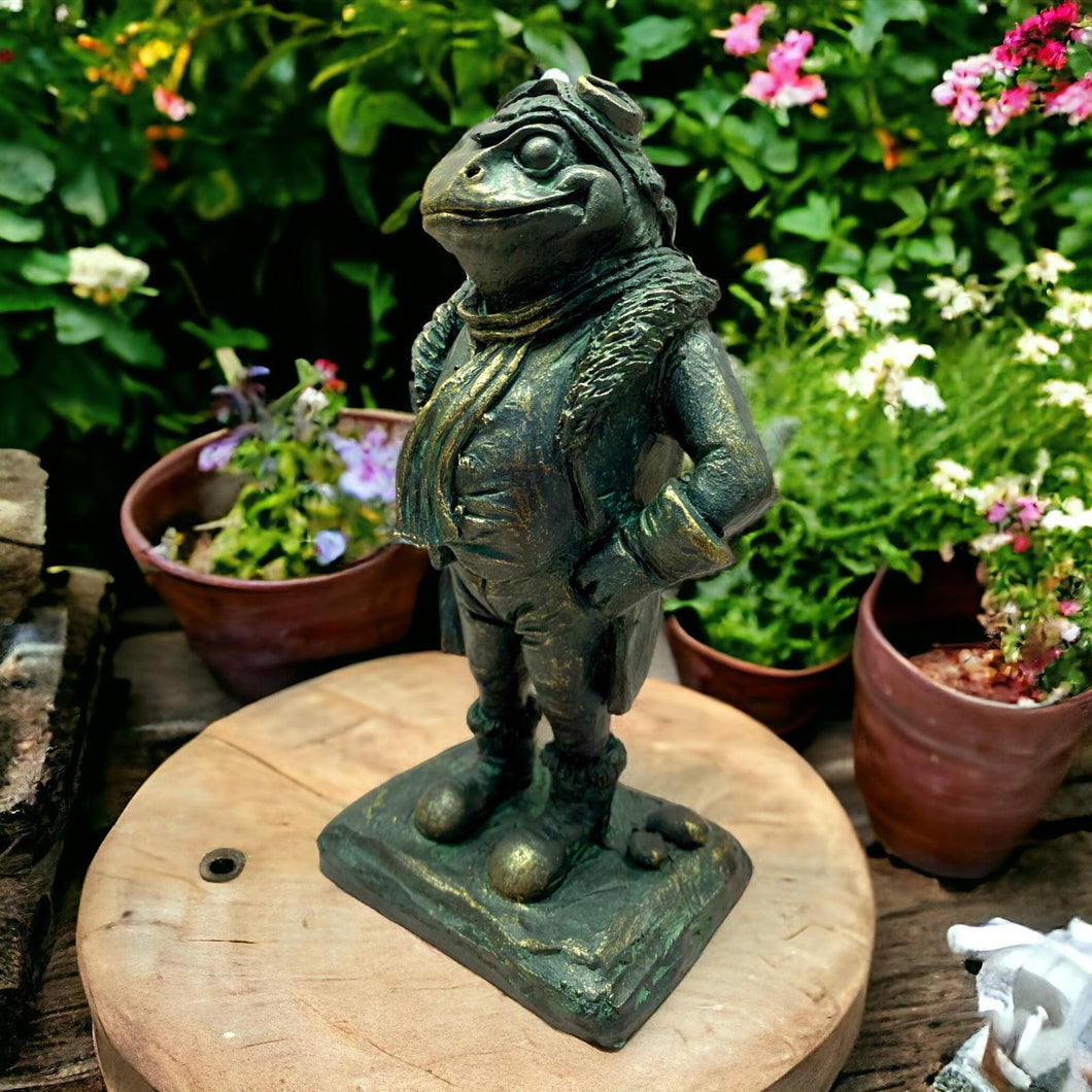 Charming Toad Gentleman Statue - Whimsical 17.5cm Resin Toad Figurine, Indoor/Outdoor Garden Decor, Dapper Amphibian Sculpture, Unique Home Accent