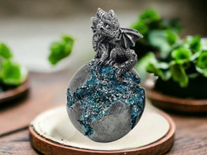 Emerging Dragon Hatchling on Geode - Mystical Fantasy Figurine - Collector&#39;s Resin Dragon Sculpture - Sparkling Crystal Egg - 12.5cm Tall