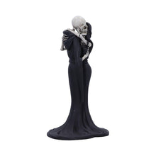 Laden Sie das Bild in den Galerie-Viewer, Gothic Skeleton Kiss Figurine 24cm - Romantic Skeleton Couple Ornament - Gothic Resin Sculpture Hand-Painted - Unique Gift Boxed Collectible
