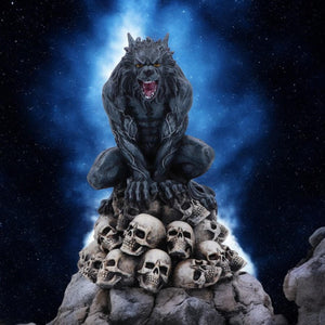 Gothic Werewolf on Skulls – Hand-Painted Resin Figurine Horror Lycanthrope Statue 15cm