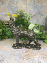 Laden Sie das Bild in den Galerie-Viewer, Exquisite German Shepherd Bronze Effect Dog Ornament Sculpture Collectible Gift
