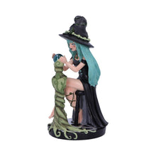 Laden Sie das Bild in den Galerie-Viewer, Sage Sugar &amp; Spice Witch Figurine 17.5cm – Mystica Green Witch Decor for Collectors Boxed
