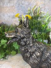 Laden Sie das Bild in den Galerie-Viewer, Exquisite German Shepherd Bronze Effect Dog Ornament Sculpture Collectible Gift
