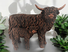 Laden Sie das Bild in den Galerie-Viewer, Highland Cow and Calf Bronze Effect Sculpture - Handcrafted Resin Ornament
