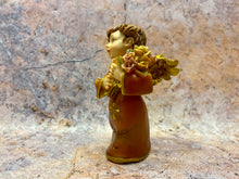 Charger l&#39;image dans la galerie, Figurine en résine d&#39;ange avec fleurs, 10 cm – Chérubin floral enchanté, statue de table délicate, décor céleste, ornement de floraison angélique
