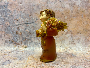 Angel with Flowers Resin Figurine, 10cm – Enchanted Floral Cherub, Delicate Tabletop Statue, Heavenly Decor, Angelic Bloom Ornament