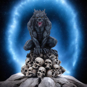 Gothic Werewolf on Skulls – Hand-Painted Resin Figurine Horror Lycanthrope Statue 15cm