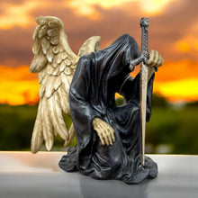 Laden Sie das Bild in den Galerie-Viewer, Angel of Death Kneeling Reaper Figurine Gothic Sword Statue Halloween Home Decor
