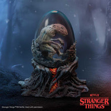 Laden Sie das Bild in den Galerie-Viewer, Official Stranger Things Demodog Trinket Box Collectible Glass Dome Si Fi Display
