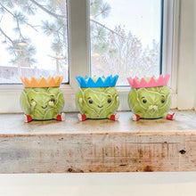 Laden Sie das Bild in den Galerie-Viewer, Three Wise Sprouts Crowned Figurines Novelty Christmas Ornament Cute Gift
