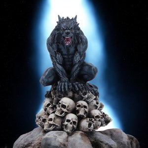 Gothic Werewolf on Skulls – Hand-Painted Resin Figurine Horror Lycanthrope Statue 15cm