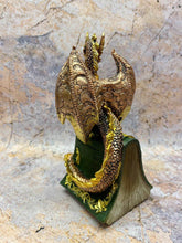 Laden Sie das Bild in den Galerie-Viewer, Enchanted Forest Guardian Dragon - Majestic Resin Dragon Statue, 16cm Tall, Hand-Painted Green and Gold, Mythical Home Decor-OsirisTradingUK
