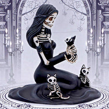 Laden Sie das Bild in den Galerie-Viewer, Eternal Affection Gothic Skeleton Statue with Cats Sculpture Dark Romantic Decor
