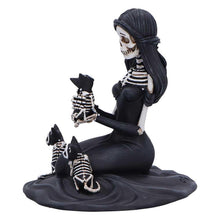 Laden Sie das Bild in den Galerie-Viewer, Eternal Affection Gothic Skeleton Statue with Cats Sculpture Dark Romantic Decor
