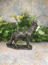 Laden Sie das Bild in den Galerie-Viewer, Exquisite German Shepherd Bronze Effect Dog Ornament Sculpture Collectible Gift
