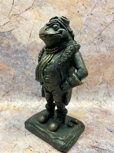Charming Toad Gentleman Statue - Whimsical 17.5cm Resin Toad Figurine, Indoor/Outdoor Garden Decor, Dapper Amphibian Sculpture, Unique Home Accent