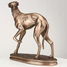 Charger l&#39;image dans la galerie, Statue élégante en bronze de lévrier – Sculpture de chien en résine | Décoration de lévrier pour les amoureux des chiens – 18 x 19 cm
