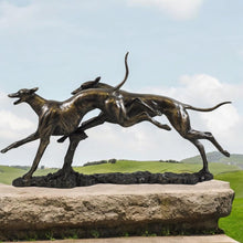 Charger l&#39;image dans la galerie, Sculpture élégante de course de lévriers avec finition en bronze par David Geenty - Œuvre d&#39;art en résine dynamique
