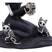 Laden Sie das Bild in den Galerie-Viewer, Eternal Affection Gothic Skeleton Statue with Cats Sculpture Dark Romantic Decor
