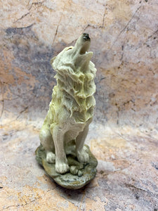 Majestic Resin Wolf Statue - Howling Wilderness Figurine, Naturalistic Animal Sculpture, Rustic Home Decor, 14x11cm