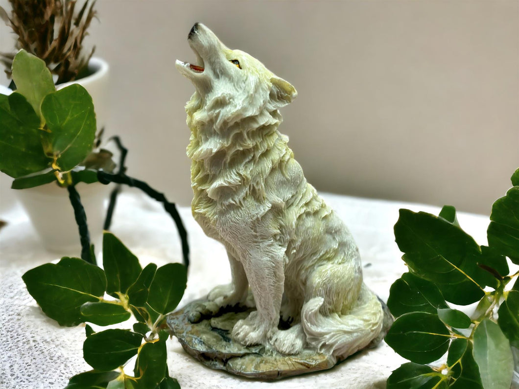 Majestic Resin Wolf Statue - Howling Wilderness Figurine, Naturalistic Animal Sculpture, Rustic Home Decor, 14x11cm