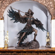 Laden Sie das Bild in den Galerie-Viewer, Mythological Morrigan Figurine 22cm - Celtic Phantom Queen, Unique Bronze Decor
