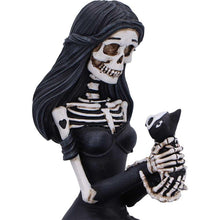 Laden Sie das Bild in den Galerie-Viewer, Eternal Affection Gothic Skeleton Statue with Cats Sculpture Dark Romantic Decor

