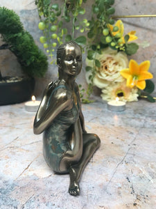 Frau in Yoga-Position Ardha Matsyendra-Asana Skulptur Statue Ornament