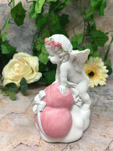 Laden Sie das Bild in den Galerie-Viewer, Schutzengel Figur Cherub mit Herz Statue Ornament Skulptur Figur Geschenk
