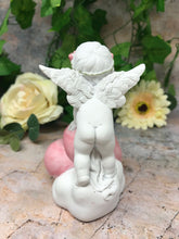 Laden Sie das Bild in den Galerie-Viewer, Schutzengel Figur Cherub mit Herz Statue Ornament Skulptur Figur Geschenk
