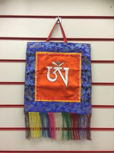 Charger l&#39;image dans la galerie, Bannière brodée tibétaine Om à suspendre au mur, bannière Thangka, décoration d&#39;autel
