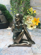 Laden Sie das Bild in den Galerie-Viewer, Frau in Yoga-Position Ardha Matsyendra-Asana Skulptur Statue Ornament
