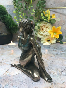 Frau in Yoga-Position Ardha Matsyendra-Asana Skulptur Statue Ornament